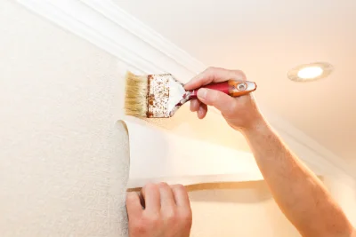 Pose de papier peint à Laval-Saint-Roman — revêtements muraux et toiles de verre